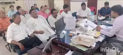 महुआ: महुआ अनुमंडल कार्यालय में अनुमंडल स्तरीय अनुश्रवण समिति की बैठक आयोजित, आपूर्ति पर हुई चर्चा