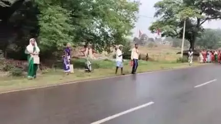 अंबिकापुर: ग्राम चित्तरपुर में राशन वितरण में एक माह का चावल गायब, ग्रामीणों ने एसडीएम कार्यालय घेराव से पहले अधिकारियों को नदारत पाया