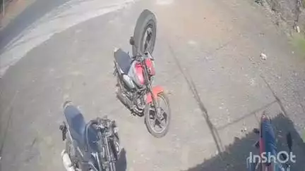 मनावर: मनावर से धार जा रही यात्री बस का टायर निकला, घटना सीसीटीवी कैमरे में कैद