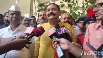 नाशिक: जिरवा साहेबांनी मत व्यक्त केलं माझे ते ज्येष्ठ बंधू आहेत आदिवासी विकास मंत्री डॉक्टर अशोक विखे यांची मुंडेगाव येथे माध्य