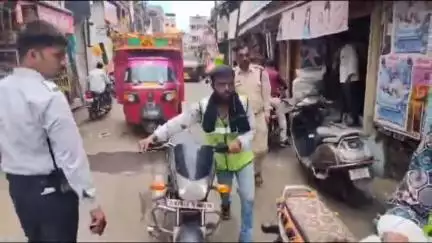 बुरहानपुर नगर: यातायात पुलिस और नगर निगम की संयुक्त कार्रवाई, जय स्तंभ से शिवकुमार प्रतिमा तक सड़क किनारे से अतिक्रमण हटाया