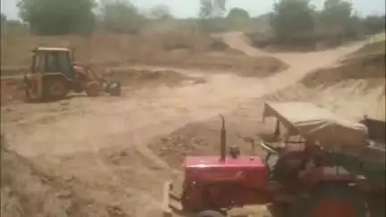 बमोरी लक्ष्मणपुर में खेत तालाब खुदाई में JCB का इस्तेमाल, SDM बोले जांचकर करेंगे कार्रवाई