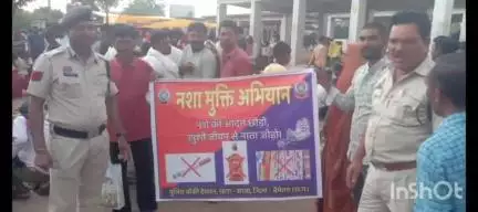 देवकर के हॉट बाजार में पुलिस ने लोगों को अपराध के संबंध में किया जागरूक