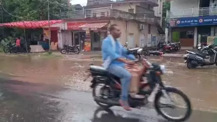 सिमडेगा: सिमडेगा प्रिंस चौक के पास नाली की सफाई न होने से सड़क पर जलजमाव, आवागमन बाधित