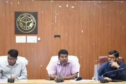 बांसी: कलेक्ट्रेट सभागार में डीएम और सीडीओ की मौजूदगी में विकास एवं ग्राम विकास विभाग की समीक्षा बैठक हुई