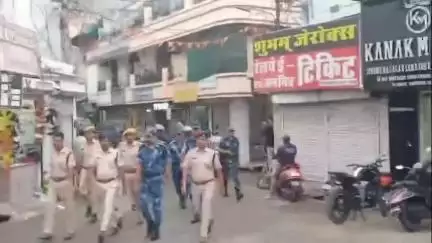 झालरापाटन: जिला प्रशासन ने रेपिड एक्शन फोर्स के साथ झालावाड़ पुलिस द्वारा शहर में निकाला फ्लैग मार्च