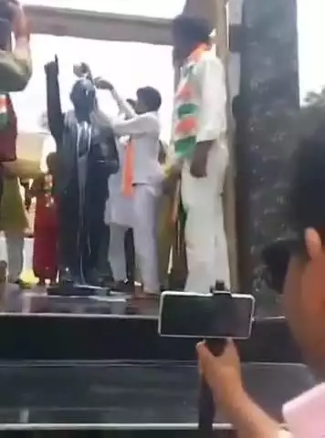 शिवसागर: शिवसागर में बाबा साहेब की मूर्ति के अनावरण के बाद कांग्रेस कार्यकर्ताओं ने कराया दूध और गंगाजल से स्नान