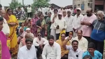 शिरोळ: स्मार्ट मीटर रद्दचा निर्णय न होताच जबरदस्तीची वसुली,टाकवडे शिरढोण येथे आंदोलन अंकुश संघटनेचे आंदोलन