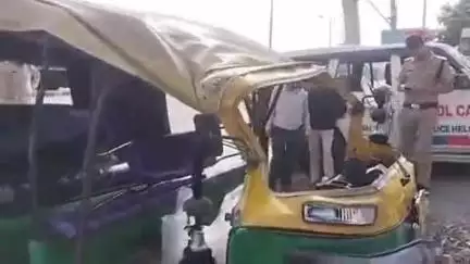 रुद्रपुर: रुद्रपुर के काशीपुर रोड पर टेंपो को हाइड्रा ने मारी टक्कर, टेंपो में सवार 2 लोगों को लगी चोट