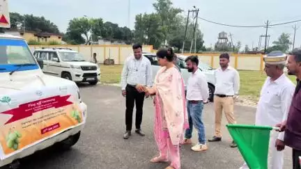 अमरोहा: अमरोहा से यूके यानी विदेश भेजा गया 1200 किलो आम, डीएम ने दिखाई हरि झंडी