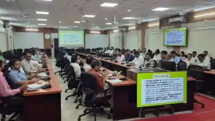 बेतिया: समाहरणालय सभागार में जिलाधिकारी की अध्यक्षता में सोमवारीय बैठक संपन्न, कई दिशा निर्देश दिए गए