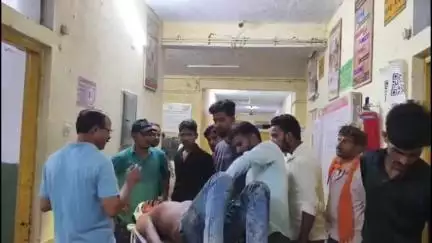 आंवला: आंवला में सड़क हादसा, बदायूं मार्ग पर ईको ने बाइक को टक्कर मारी, दो युवक जिला अस्पताल रेफर