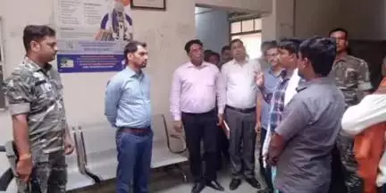 चिनिया: चिनियां प्रखंड में डीसी का औचक निरीक्षण, भ्रष्टाचार और लापरवाही पर की कड़ी कार्रवाई