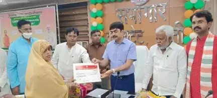 बस्ती: मुख्यमंत्री कृषक दुर्घटना कल्याण योजना के तहत लाभार्थियों को प्रतीकात्मक चेक का वितरण किया गया