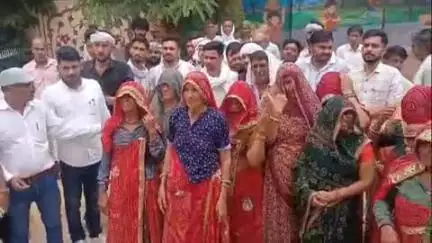 सीकर: रेटा गांव में पेयजल की समस्या से परेशान लोगों ने जिला कलेक्टर को ज्ञापन देकर पेयजल सप्लाई की मांग की
