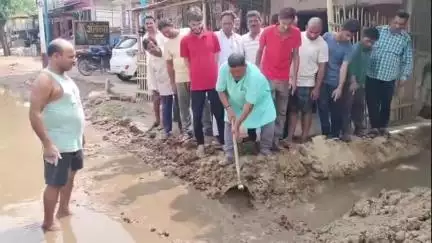 मैनाटांड़: पूर्व मंत्री ने कुदाल चलाकर जलजमाव दूर किया, अपने खर्च से नाली निर्माण कार्य शुरू करेंगे
