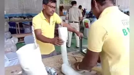 আলিপুরদুয়ার ১: আলিপুরদুয়ার জেলা প্রশাসন ও BMVSS-এর উদ্যোগে জেলার কয়েকশো প্রতিবন্ধী কৃত্রিম অঙ্গ পেলেন;নতুন করে হাটাতে পারবেন অনেকে