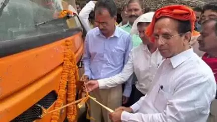 कादीपुर: बनी से शाहगंज तक क्षेत्रीय विधायक राज प्रसाद उपाध्याय ने नई बस की शुरुआत, हरी झंडी दिखाकर किया रवाना