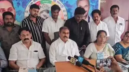 రాష్ట్రంలో లోకేష్  రెడ్ బుక్ రాజ్యాంగం అమలు జరుగుతుంది: మండపేట లో ఎమ్మెల్సీ తోట త్రిమూర్తులు