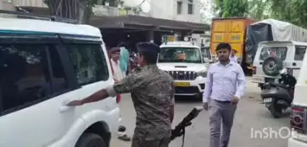 महुआ: महुआ एसडीओ ने अचानक महुआ थाना पहुंचकर विभिन्न बिंदुओं की जांच की, संबंधित पदाधिकारी से चर्चा की