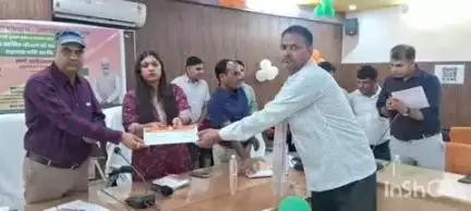 कासगंज: कलेक्ट्रेट पर मुख्यमंत्री कृषक दुर्घटना कल्याण योजना के तहत 32 आश्रित परिवारों को ₹89 लाख के चेक किए वितरित