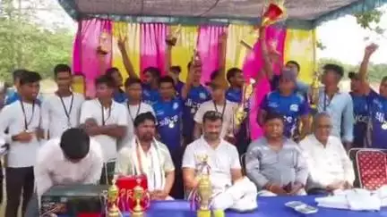 कोईलवर: टीवी सेनेटोरियम खेल मैदान पर नया हरिपुर और कोईलवर के बीच एक दिवसीय क्रिकेट फाइनल मैच का आयोजन किया गया
