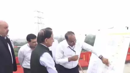 ધોલેરા: PM ના અગ્રસચિવ ડો.પી.કે મિશ્રા અને સલાહકાર સમિતિના સભ્ય તરૂણ કુમારે ધોલેરા-SIR ખાતે વિકાસના પ્રોજેક્ટની માહિતી મેળવી