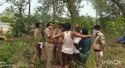 कुंडा: मानिकपुर थाना क्षेत्र के प्रयागराज-लखनऊ हाईवे पर रेलवे लाइन के बीच झाड़ियों में मिला युवक का शव