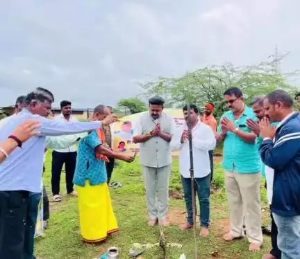 ರಾಣೇಬೆನ್ನೂರು: ನಗರದ 35ನೇ ವಾರ್ಡಿನಲ್ಲಿ ಉದ್ಯಾನವನ ನಿರ್ಮಾಣಕ್ಕೆ ಶಾಸಕ ಕೋಳಿವಾಡ್ ಚಾಲನೆ