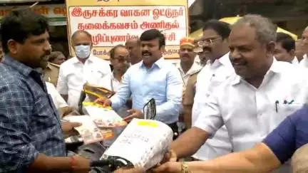 தருமபுரி: பேருந்து நிலையம் அருகே சாலை பாதுகாப்பு உயிர் பாதுகாப்பு குறித்து விழிப்புணர்வு கலெக்டர் சதீஷ் தொடங்கி வைத்தார்.