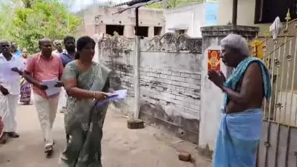 காரைக்குடி: பள்ளத்தூரில் வெளிப்படை நிர்வாகத்துக்கு வீடு, வீடாக சென்று வரவு- செலவு கணக்கை வழங்கிய பெண் பேரூராட்சி தலைவர் "பொதுமக்கள் பாராட்டு"
