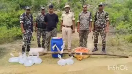 मदनपुर: सोनारचक के समीप चाल्हो पहाड़ से पुलिस ने 180 लीटर महुआ शराब की बरामद, शराब धंधेबाज फरार
