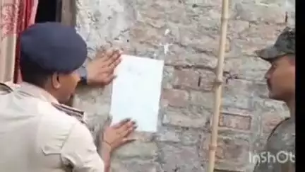 बंजरिया: न्यायालय के निर्देश पर बंजरिया पुलिस ने विभिन्न गांवों में 8 लोगों के घर पर इश्तेहार तामील कराया