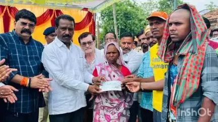 चिखलदरा: हरिसाल परिसरात वाघाच्या हल्ल्यातील मृतकाच्या कुटुंबाला ५ लाखांची आर्थिक मदत, आमदार केवलराम काळे यांची उपस्थिती