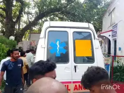 मदनपुर: पथरा मोड़ के पास अज्ञात वाहन ने बाइक में मारी टक्कर, बाइक सवार 2 लोग घायल; मदनपुर सीएचसी में हुआ इलाज