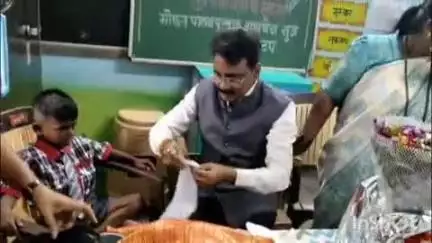 अलिबाग: जिल्ह्यात 'शाळा प्रवेशोत्सव' जल्लोषात साजरा; १०० शाळा भेट उपक्रमांतर्गत मान्यवरांनी केले विद्यार्थ्यांचे स्वागत