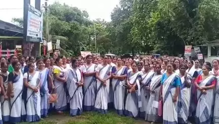 তামুলপুৰ: তামুলপুৰত আশা কৰ্মী সন্থাই দাবী সম্বলিত স্মাৰক পত্ৰ প্ৰদান কৰে জিলা আয়ুক্তক