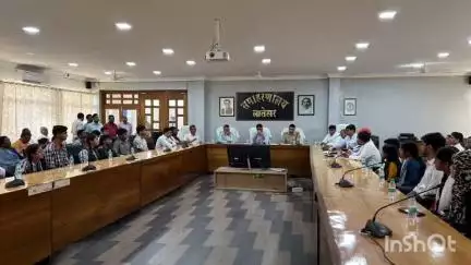 लातेहार: समाहरणालय में उपायुक्त की अध्यक्षता में आधारभूत संरचना से संबंधित बैठक की गई