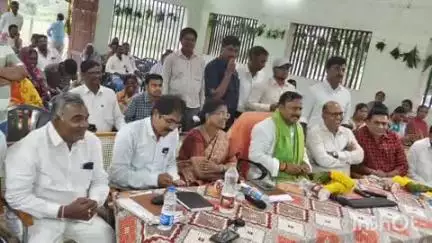 కొడంగల్: శివరెడ్డి పల్లి గ్రామంలో రైతులు, అధికారులతో కలిసి రైతు నేస్తం కార్యక్రమాన్ని వీక్షించిన ఎమ్మెల్యే రామ్మోహన్ రెడ్డి