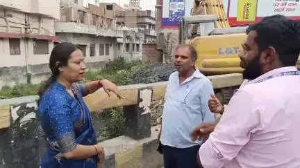 बेतिया: भगवती नगर में बरसात के बीच महापौर ने पोकलेन व जेसीबी से हो रही मुख्य नाले की सफाई का किया निरीक्षण