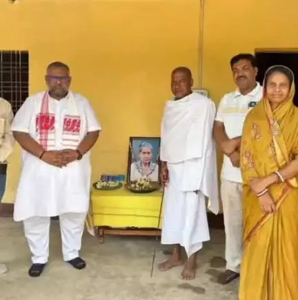 बूरमू: राज्यसभा सांसद प्रदीप कुमार वर्मा ने बुढ़मू में मनोज बाजपेई के पिता को नम आंखों से श्रद्धांजलि दी