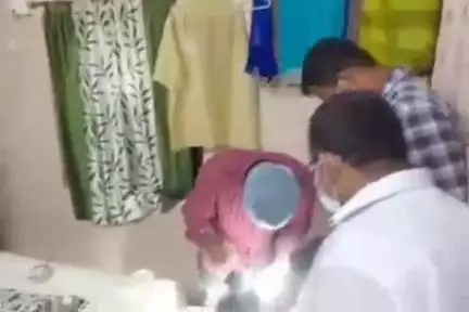 శ్రీకాకుళం: పట్టణంలో 2 గృహాల్లో బంగారం, వెండిని చోరీ చేసిన దుండగులు, క్లూస్ టీం ఆధారాలు సేకరిస్తున్నారని తెలిపిన ఎస్సై