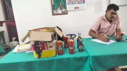 सहदेई बुजुर्ग: बाजितपुर चक्रस्तुरी गांव में पुलिस ने छापेमारी कर 42 बोतल विदेशी शराब और 9 बियर की बरामद
