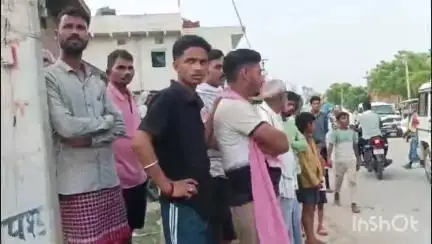 रामगढ़: सिसौड़ा में पुलिस और प्रशासन ने संयुक्त रूप से जेसीबी मशीन की मदद से चिकन मटन की दुकान को हटाकर अतिक्रमण मुक्त कराया