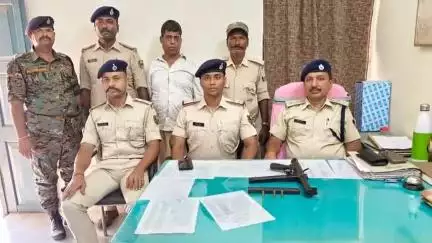 मेहसी: आलोक लाइन होटल मंजन छपरा के सामने से अवैध कारबाईन के साथ एक अपराधी हुआ गिरफ्तार