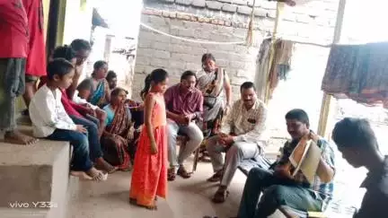 అసిఫాబాద్: ఖమాన గ్రామంలో కుష్టు వ్యాధిపై ప్రజలకు అవగాహన కల్పించిన వాంకిడి మండల ఆరోగ్య విస్తీర్ణ అధికారి రవిదాస్
