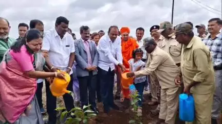 ಕೊಪ್ಪಳ: ಕೋಳೂರು-ಕಾಟ್ರಳ್ಳಿ ಬಳಿ ಗವಿಸಿದ್ದೇಶ್ವರ ನೂತನ ಪದವಿ ಪೂರ್ವ ಕಾಲೇಜಿನಲ್ಲಿ ಸಸಿ ನೆಟ್ಟು, ಪರಿಸರ ದಿನಾಚರಣೆಗೆ ಚಾಲನೆ