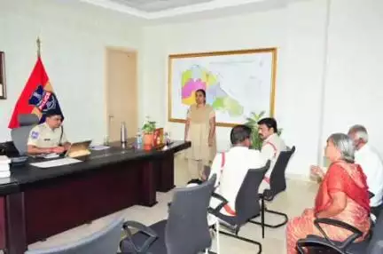 గద్వాల్: ఎస్పీ కార్యాలయంలో గ్రీవెన్స్ డే సందర్భంగా 20 ఫిర్యాదులను స్వీకరించిన జిల్లా ఎస్పీ తోట శ్రీనివాసరావు