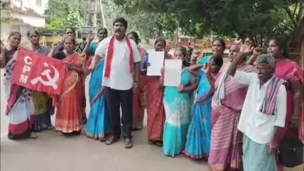 మండవల్లి శివారు తరుగుమూల లేఅవుట్ పేదల స్థలాల్లో సీపీ ప్లేస్‌ను పోలీస్ స్టేషన్‌కు ఇవ్వడంపై కలెక్టరేట్ వద్ద సీపీఎం ఆందోళన