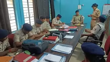 किशनगंज: सदर थाना में लंबित कांडों की समीक्षा बैठक में एसपी ने त्वरित निष्पादन और गिरफ्तारी के दिए निर्देश